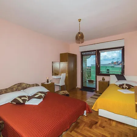 Apartment In Okrug Gornji With Wifi