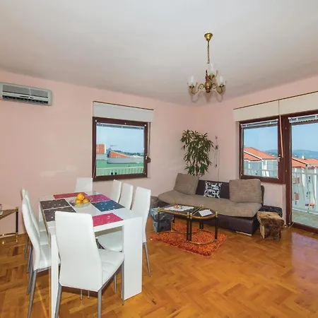 In Okrug Gornji With Wifi Apartment *