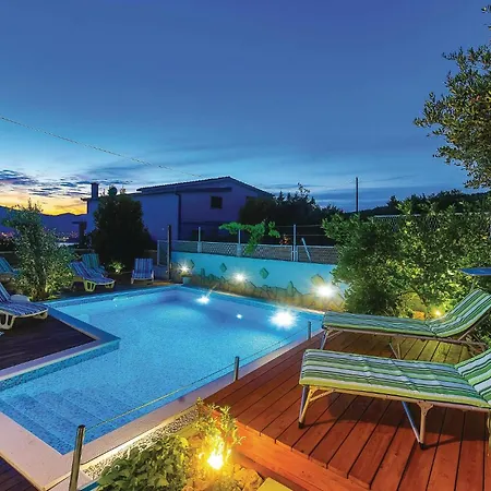 In Okrug Gornji With Wifi Apartment
