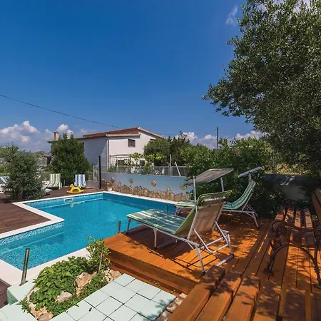 Apartment In Okrug Gornji With Wifi