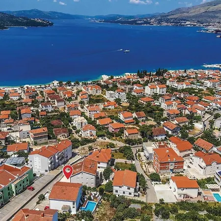 Two-bedroom With Sea View In Okrug Gornji Appartement