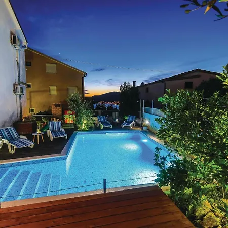 Two-bedroom With Sea View In Okrug Gornji Appartement
