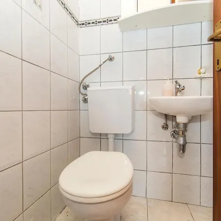 Two-bedroom With Sea View In Okrug Gornji Appartement