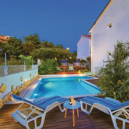 Apartment In Okrug Gornji With Wifi
